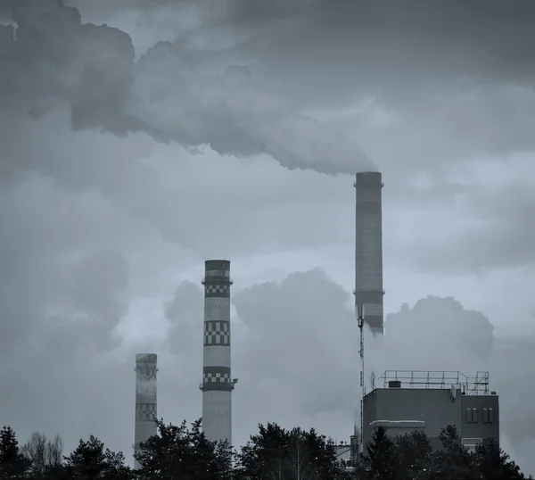 Fekete-fehér ipari táj? Füst kibocsátó ipari kémények — Stock Fotó
