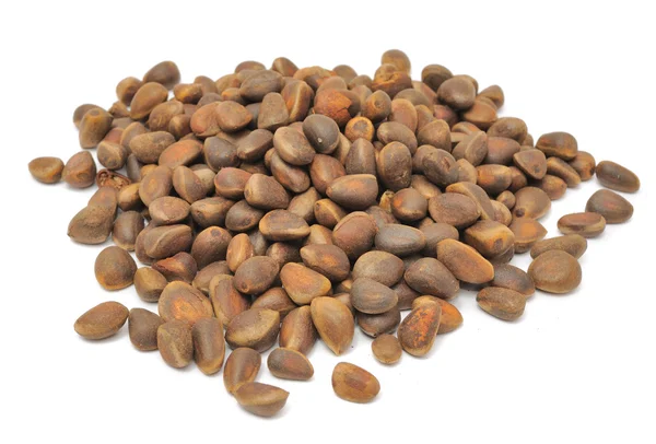 Borové ořechy izolované na bílém pozadí — Stock fotografie