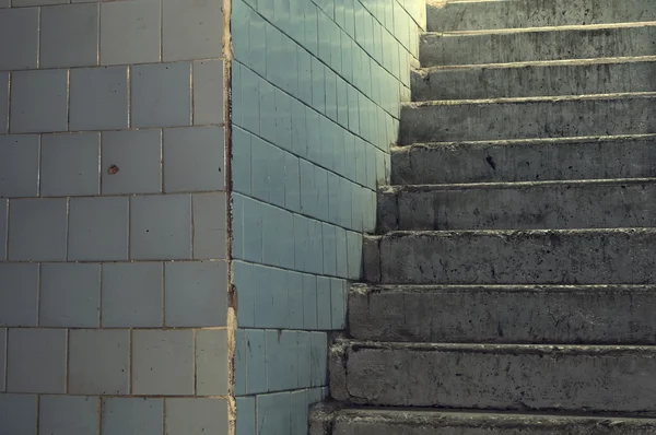 Gamla kaklade väggen och betong trappa — Stockfoto
