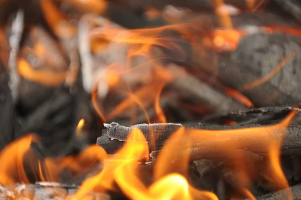Brennende Holzglut mit Flammen — Stockfoto