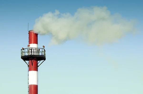 Industrieschornstein emittiert Rauch in den Himmel — Stockfoto