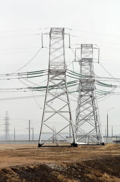 Torres de transmissão (postes de eletricidade) no campo — Fotografia de Stock