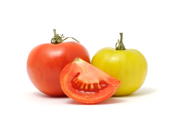 Červené a zelené rajče izolovaných na bílém pozadí — Stock fotografie