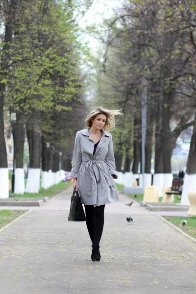 Νεαρή γυναίκα περπατά στο δρόμο — Φωτογραφία Αρχείου