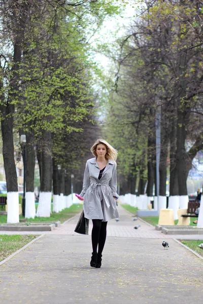 Mladá žena kráčí po ulici — Stock fotografie