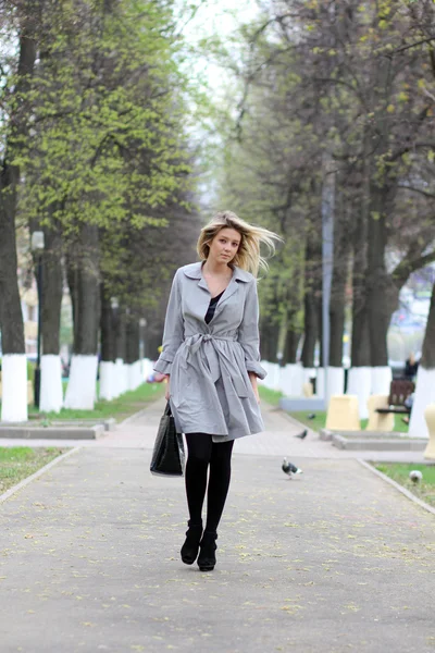 Jovem mulher andando na rua — Fotografia de Stock