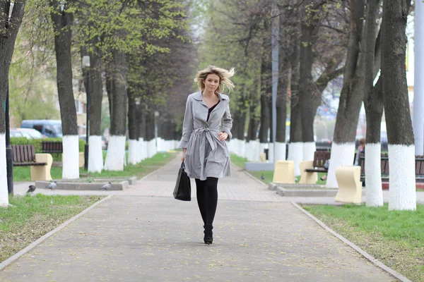 Sokakta yürüyen genç bir kadın — Stok fotoğraf
