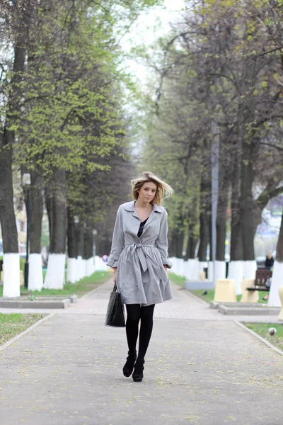 Молодая женщина ходит по улице — стоковое фото