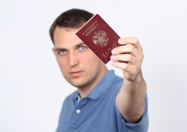 adam tutarak Rus pasaportu