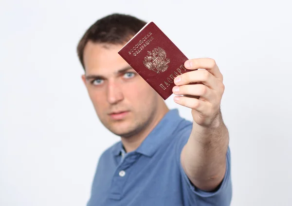男はロシアのパスポートを保持 — ストック写真