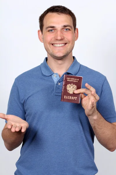 Mann mit russischem Pass — Stockfoto