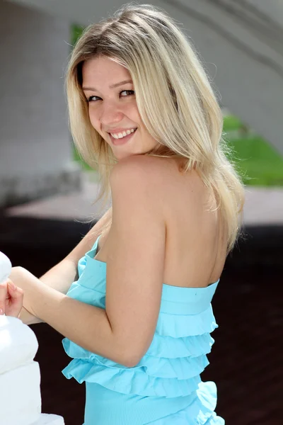 Hermosa joven sonriendo — Foto de Stock