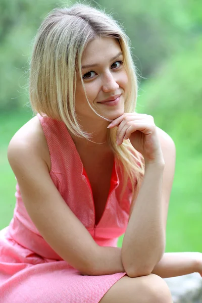 Blond ung kvinna — Stockfoto