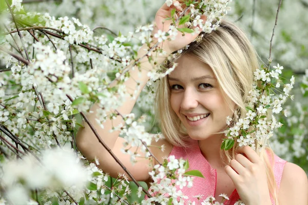 Ritratto di bella bionda in fiore primaverile — Foto Stock