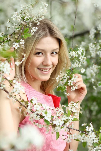 Virág tavasz a szép szőke portréja — Stock Fotó