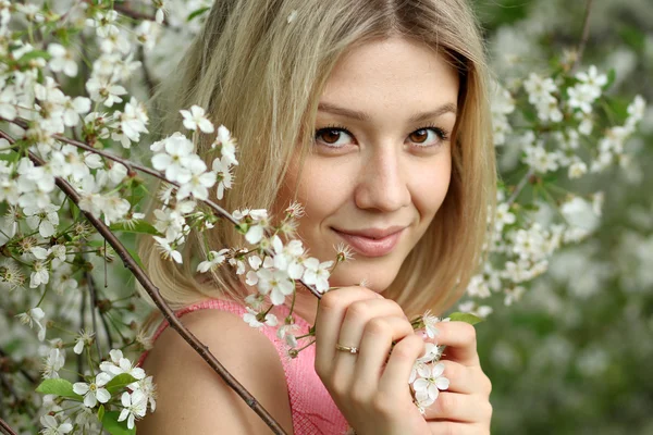 Ritratto di bella bionda in fiore primaverile — Foto Stock