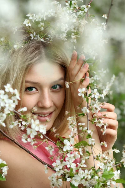 Portrait of beautiful blond in spring blossom — Stock Photo, Image