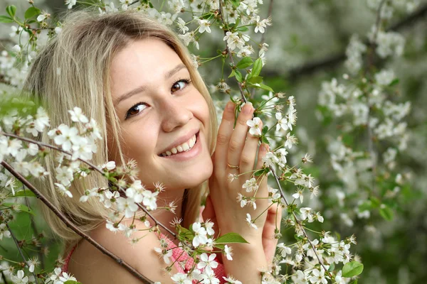 Portrait de belle blonde en fleur de printemps — Photo