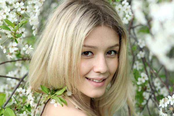 Portret van prachtige blond in voorjaar bloei — Stockfoto