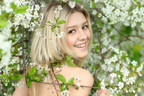 Portret piękne blond w wiosna blossom — Zdjęcie stockowe