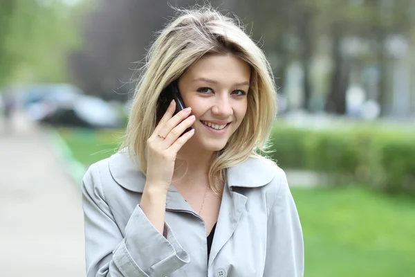 Genç bir kadın cep telefonuyla konuşuyor. — Stok fotoğraf