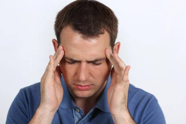 Junger Mann mit schmerzverzerrtem Kopf — Stockfoto