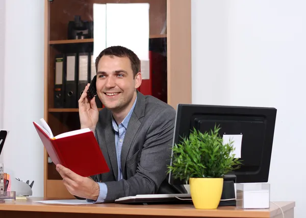 Smiling man talking on mobile phone — Stock Photo, Image