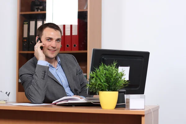 Sonriente hombre hablando por teléfono móvil —  Fotos de Stock