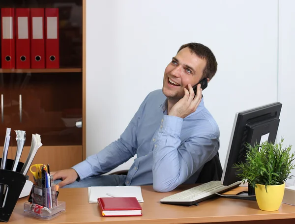 Smiling man talking on mobile phone — Stock Photo, Image