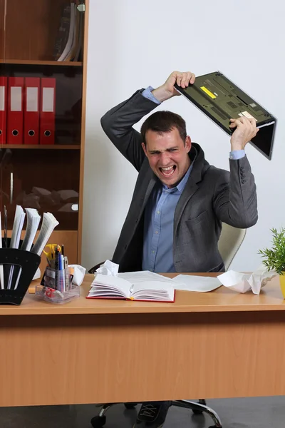 Агрессивный человек в офисе — стоковое фото