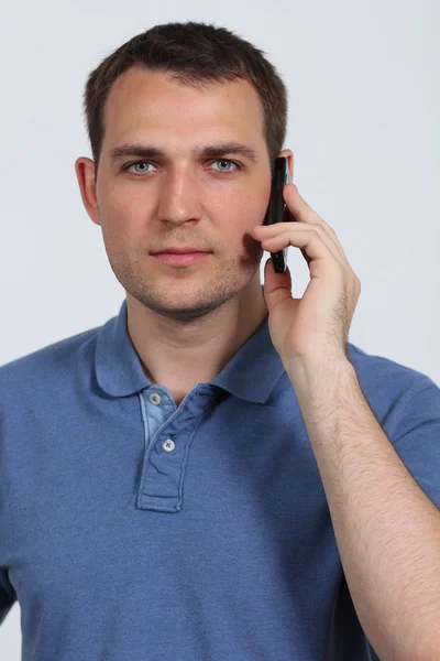 Genç adam cep telefonuyla konuşuyor. — Stok fotoğraf
