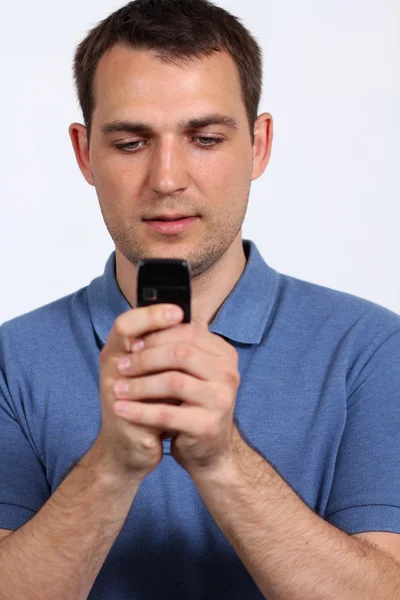 Homens enviando um SMS com seu telefone celular — Fotografia de Stock
