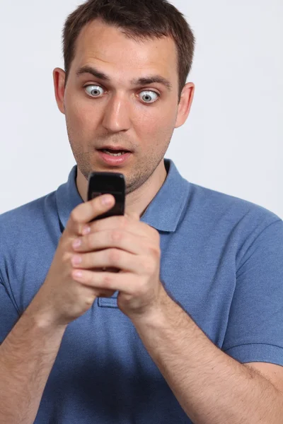 Mannen versturen van een sms met zijn mobiele telefoon — Stockfoto