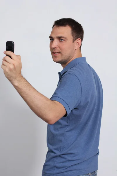 Männer posieren für ein Foto von seinem Handy — Stockfoto