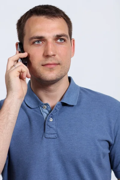 Man op zijn mobiele telefoon — Stockfoto
