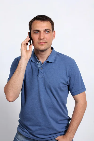 Mann auf seinem Handy — Stockfoto