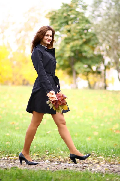 Красива молода жінка в осінньому парку — стокове фото