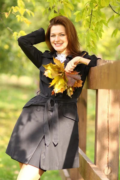 Femme avec diadème fabriqué à partir de feuilles d'érable jaune — Photo