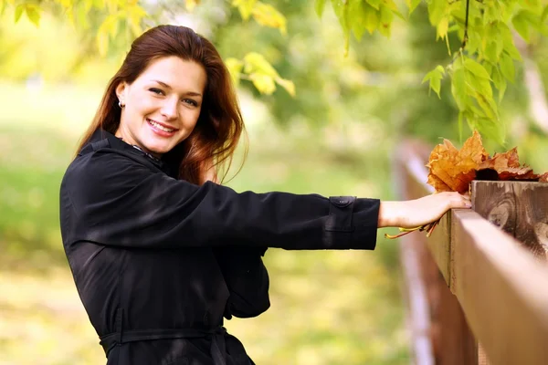 Vrouw met Diadeem gemaakt van gele maple verlaat — Stockfoto