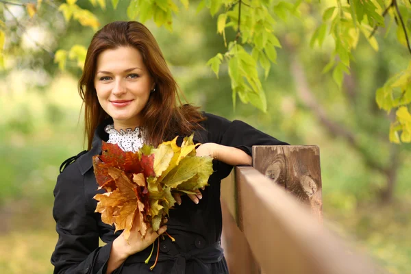 Nő, diadem sárga juhar készült levelek — Stock Fotó