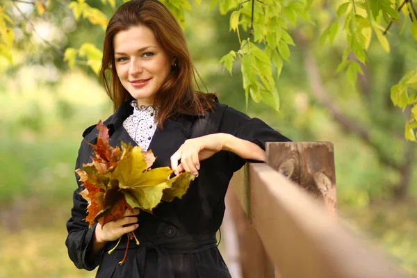 Vrouw met Diadeem gemaakt van gele maple verlaat — Stockfoto