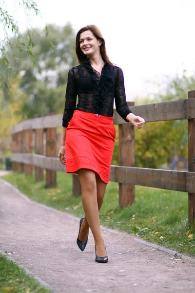 Femme de marche jupe rouge — Photo
