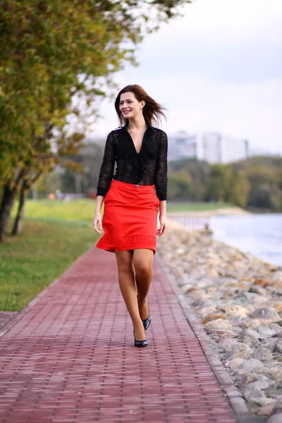 Περπάτημα γυναίκα κόκκινη φούστα — Φωτογραφία Αρχείου
