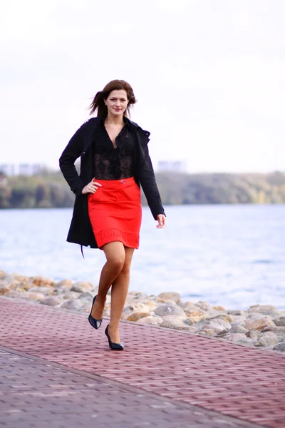 Walking kvinna röd kjol — Stockfoto