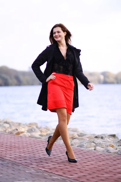 Wandelen vrouw rode rok — Stockfoto
