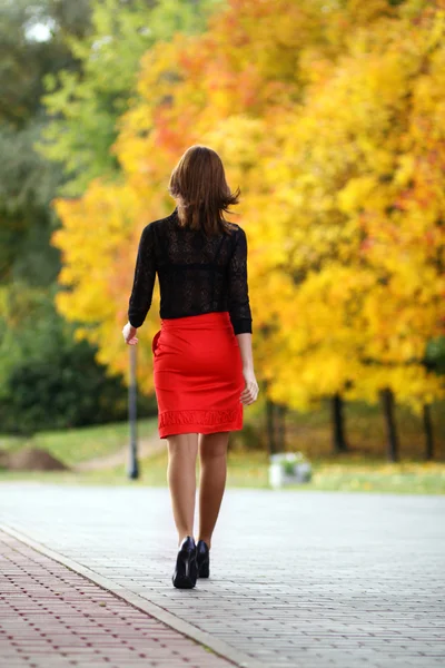 Walking woman red skirt — Stock Photo, Image