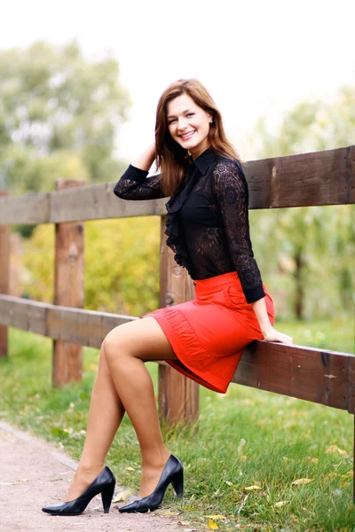 Walking woman in autumn park — Stock Photo, Image