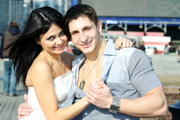 Retrato de pareja joven romántica juntos al aire libre — Foto de Stock