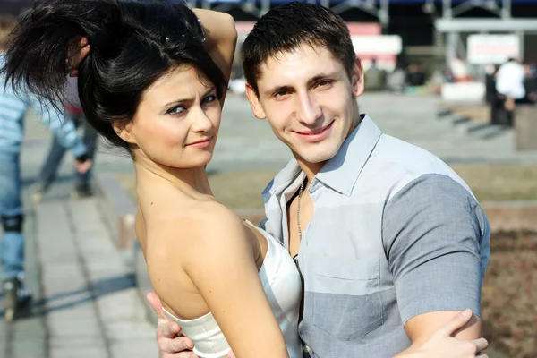 Retrato de casal jovem romântico juntos ao ar livre — Fotografia de Stock