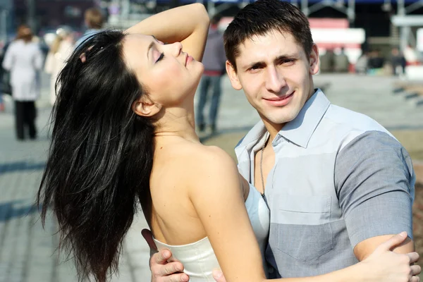 Porträtt av romantiska unga par tillsammans utomhus — Stockfoto